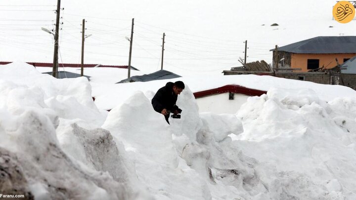 مدفون شدن خانه‌های مردم این منطقه زیر برف شدید + خدا به دادشان برسد! + فیلم
