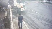 تصاویر باورنکردنی از نجات لحظه آخری یک مرد از تصادف دو کامیون + فیلم