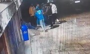 تصاویر دردناک از کتک زدن وحشیانه یک جوان توسط سه فرد دیگر در پیاده روی رودهن + فیلم