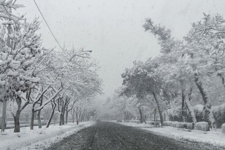 بارش برف شدید در اصفهان + ارتفاع برف به ۱۰ سانتی‌متر رسید