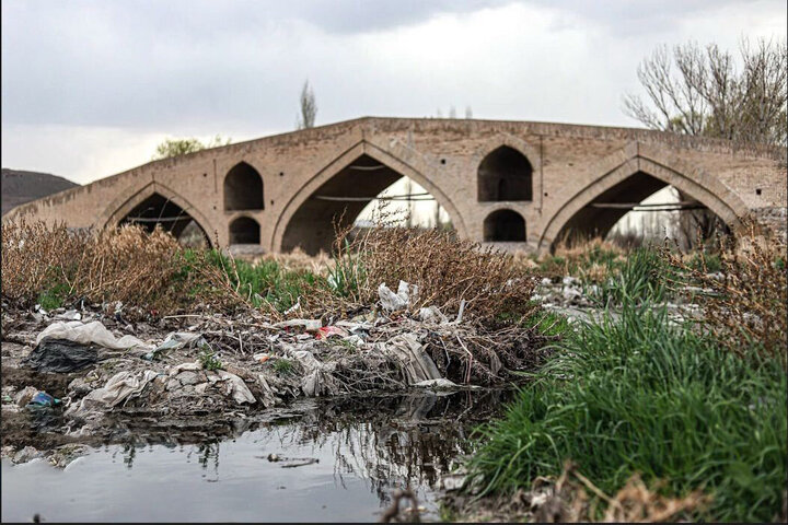 تبدیل شدن پل تاریخی میر بهاءالدین به زباله‌دانی + عکس