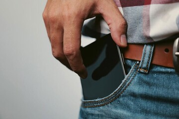 خطرات  نگه‌داشتن گوشی در جیب برای مردان