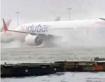 به زیر آب رفتن فرودگاه دبی پس از بارش سیل آسا + فیلم