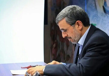 بوسه یک روحانی بر پیشانی احمدی‌نژاد روی باند فرودگاه + عکس