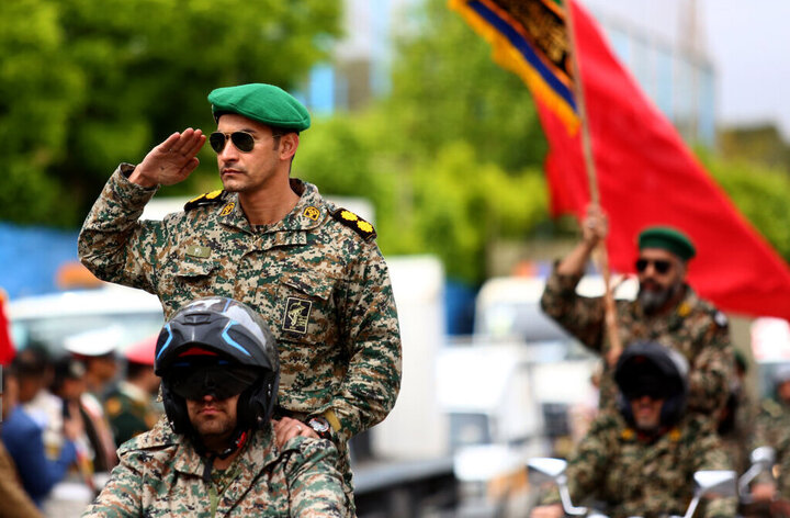 خالکوبی جنجالی یک سرباز در رژه امروز ارتش | عکس
