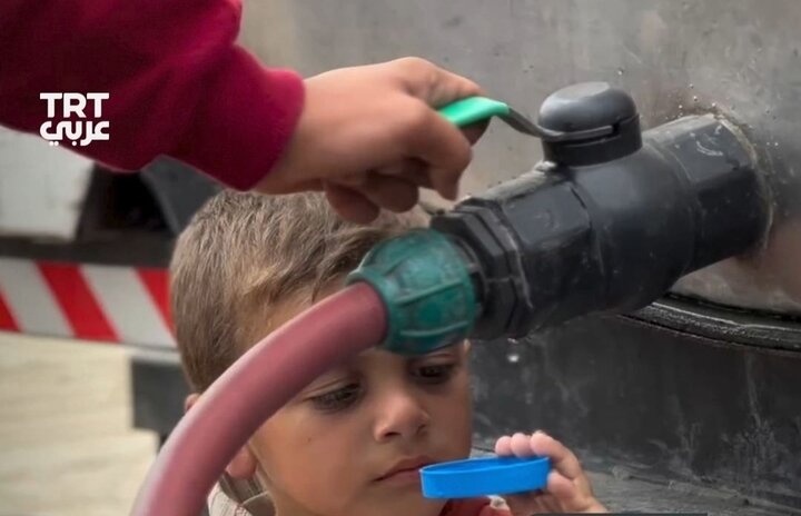 فیلم غم انگیز از رفع تشنگی پسربچه فلسطینی با چند قطره آب