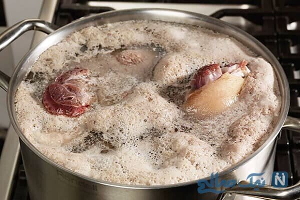 ترفند از بین بردن کف روی آب گوشت در حال پخت | گوشت را با آب سرد بپزیم یا گرم ؟
