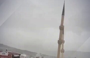 تصاویر آخرالزمانی از لحظه سقوط گلدسته مسجد بر اثر طوفان و باد شدید + فیلم