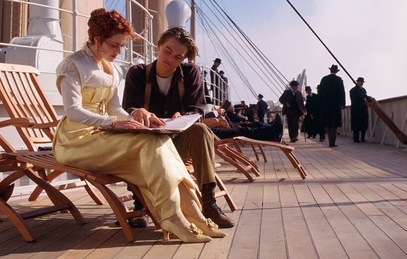 جنجال عکس یک دختر نیمه برهنه در خیابانهای تهران