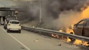ویدئو دلهره آور از لحظه خارج کردن راننده از پنجره ماشین در میان شعله های آتش