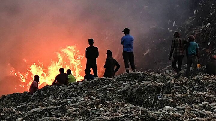 تصاویر آخر الزمانی از آتش‌سوزی وحشتناک در محل دفن زباله‌ها + فیلم
