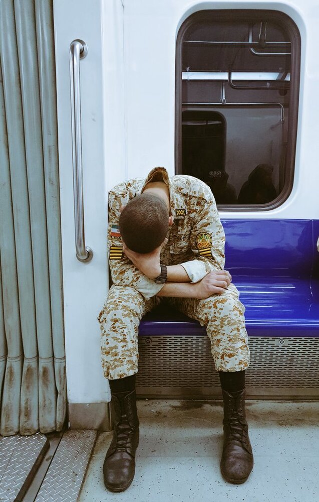 قاب متفاوت از یک سرباز در مترو تهران