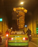 حمل‌ عجیب و خطرناک بار روی سقف تاکسی! + فیلم