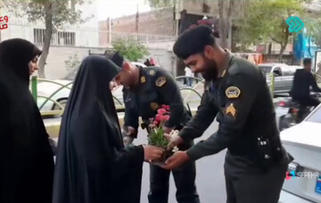 مردم  به نیروهای گشت ارشاد گل اهدا کردند + فیلم