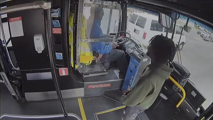 بزن بزن شدید مسافر با راننده اتوبوس + فیلم