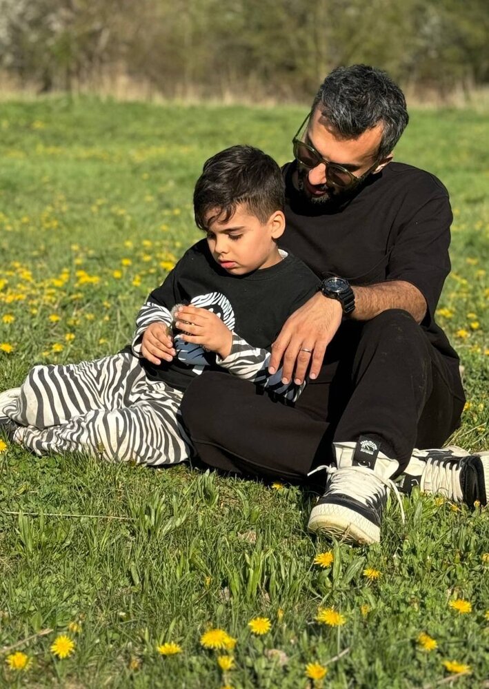 ژست جالب محمدحسین میثاقی و پسرش