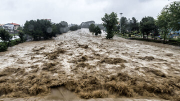 نابود شدن خودرو های گرفتار شده در سیلاب محور کندوان
