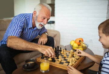 مهم‌ترین دلیل کندی حرکت در دوران سالمندی چیست؟