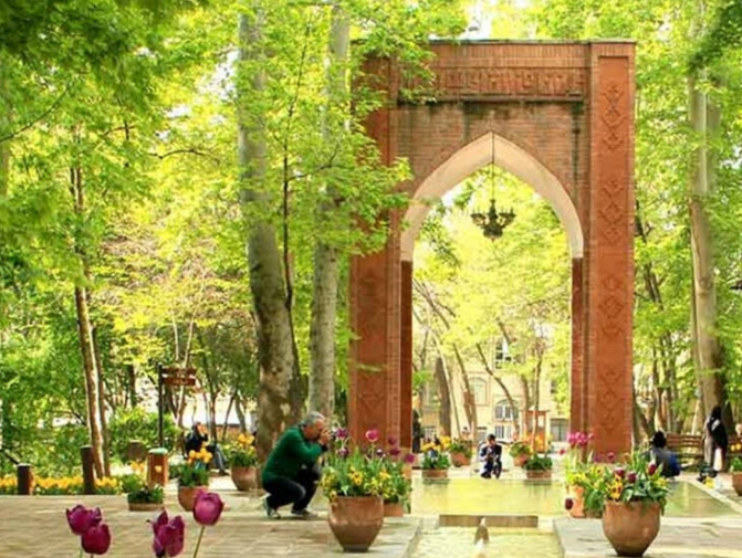 گشتی در باغ ایرانی تهران؛ سرزمین لاله‌ها و عطر بهار