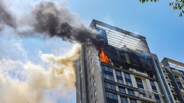 فرار لحظه آخری و معجزه آسای ساکنین یک آپارتمان آتش گرفته + فیلم
