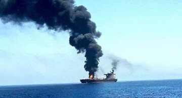 حمله موشکی به یک کشتی در بنادر یمن