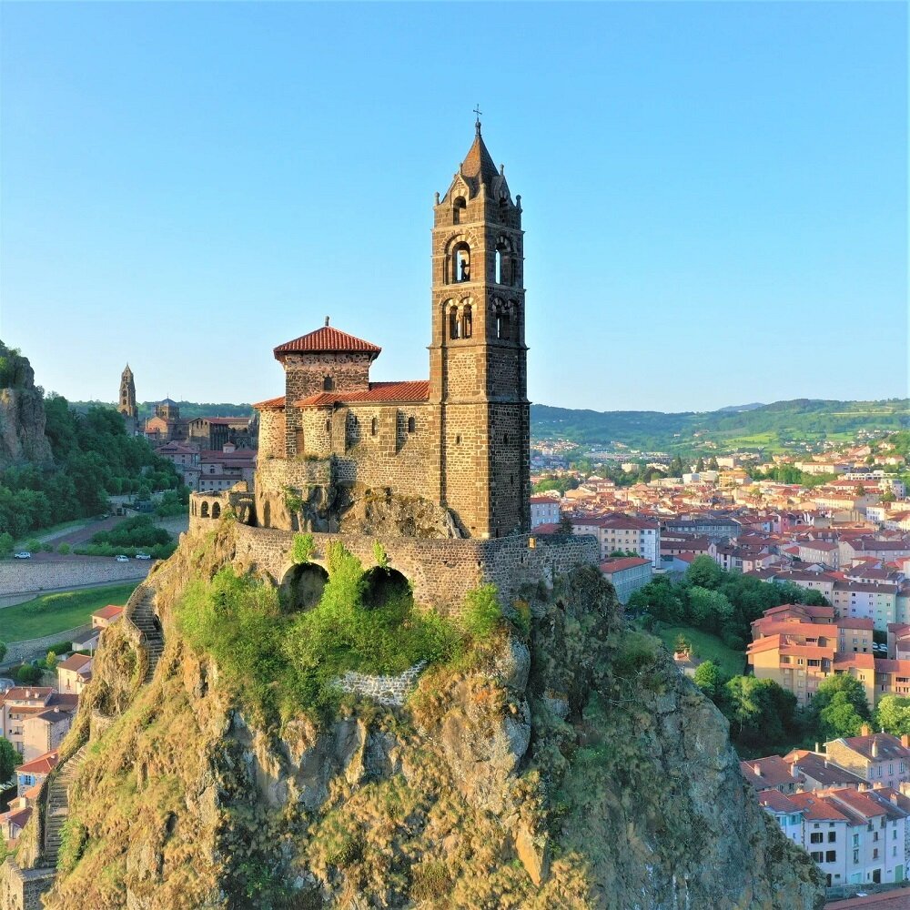 اینجا برای عبادت باید 268 پله را بالا بروید!