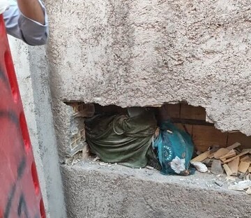 لحظه نجات معجزه‌آسا یک خانم بعد از چهار روز گیر کردن بین دو دیوار در بم + فیلم