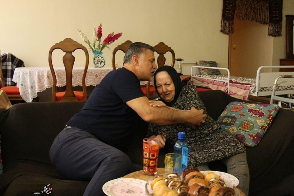 بوسه علی دایی بر سر یک مادر ۸۹ ساله 
