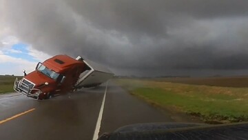 لحظه چپ کردن کامیون درحال حرکت درپی وقوع طوفان + فیلم