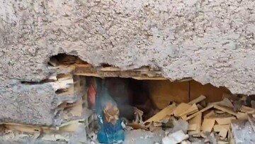 نجات زن گرفتار شده بین دیوارهای دو ساختمان پس از ۴ روز در استان کرمان + فیلم