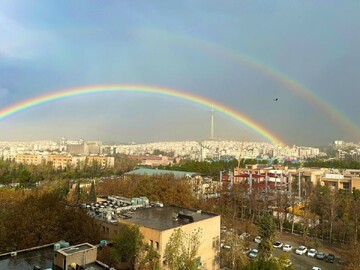 لحظه نقش بستن رنگین کمان تماشایی در آسمان تهران + فیلم