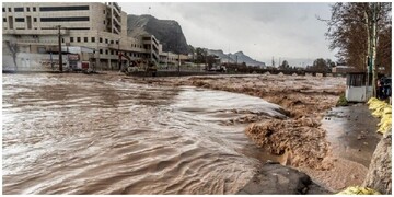 شناور شدن خودروها در سیلاب شبستر آذربایجان شرقی + فیلم