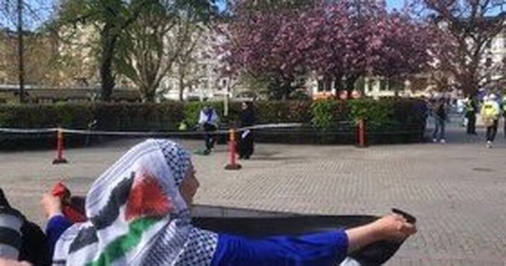 قرآن‌سوزی یک زن در سوئد با پرچم اسرائیل
