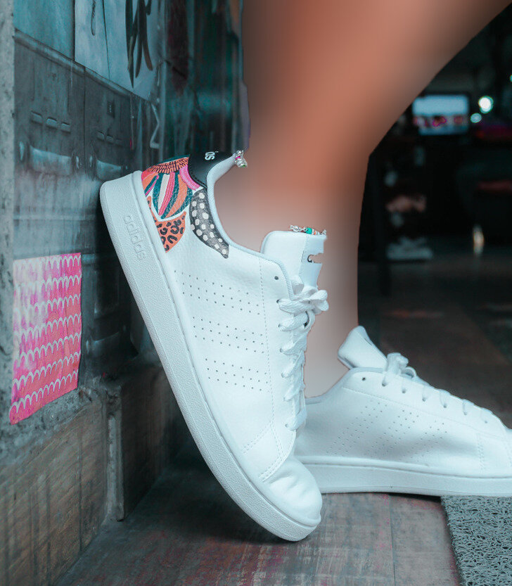 کتانی های سفید رنگ