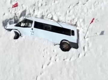 کشف لاشه مینی‌بوس مدفون شده زیر برف پس از گذشت چهار ماه + فیلم
