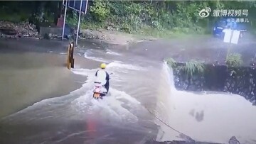 فرار لحظه آخری راننده خوش شانس موتورسیکلت از غرق شدن میان رودخانه + فیلم