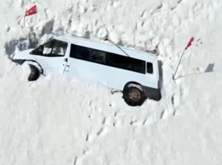 کشف لاشه مینی‌بوس مدفون شده زیر برف پس از گذشت چهار ماه + فیلم