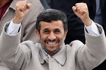 محمود احمدی نژاد از کشور خارج شد + عکس