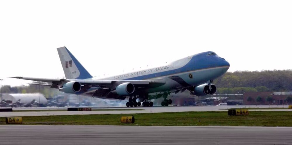 چه هواپیماهای دیگری جت حامل رئیس‌جمهور ایالات متحده را همراهی می کنند؟