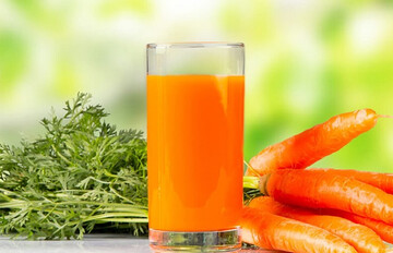 ۱۰ فایده شگفت انگیز آب هویج برای سلامتی