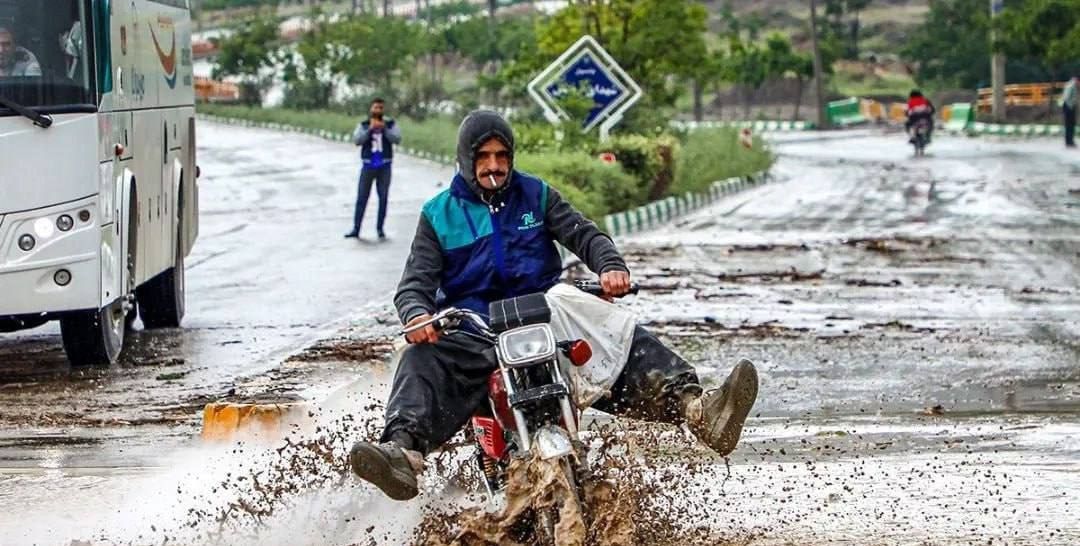 تصویر پربازدید از مردی در سیل مشهد