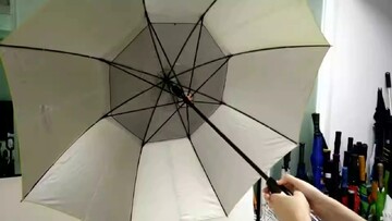این چتر بر عکس چترهای دیگر شما را خیس می‌کند! + فیلم