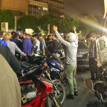 تجمع مردم و دعا برای سلامتی رییس‌جمهور در تهران + فیلم