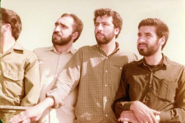 ابراهیم رییسی (نفر دوم از راست) در دوران جوانی در کنار احمد مروی (نفر سوم از راست)