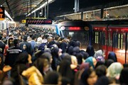 نوحه خوانی مردم تهران در داخل مترو برای رییس جمهور شهید ایران + فیلم