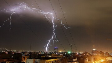 تصاویر آخر الزمانی از لحظه وقوع صاعقه وحشتناک در آسمان بهاباد + فیلم