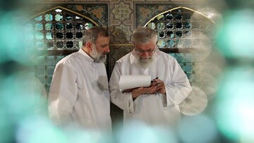 رهبر انقلاب بر پیکر رئیس جمهور شهید و همراهان اقامه نماز می‌کنند