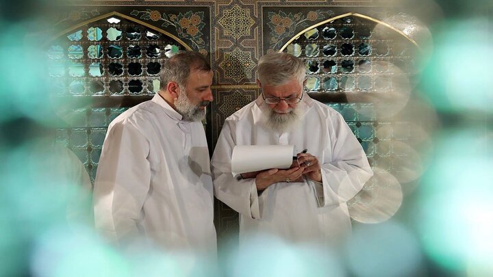 رهبر انقلاب بر پیکر رئیس جمهور شهید و همراهان اقامه نماز می‌کنند