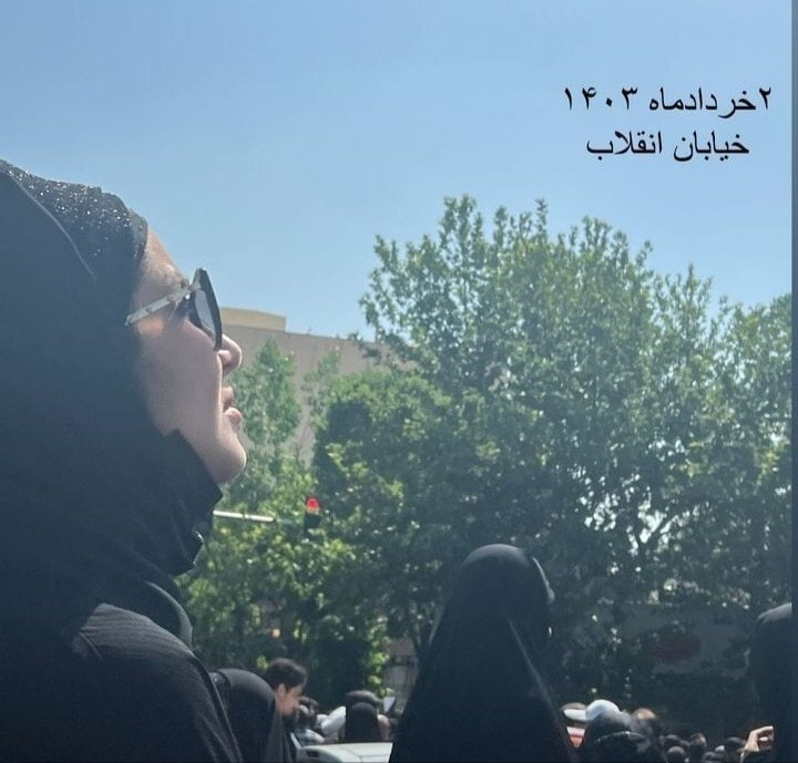 حضور بازیگر زن در مراسم شهید آیت الله رئیسی و همراهانش + عکس