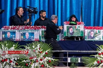 زینب سلیمانی در کنار تابوت‌ شهید آیت الله رئیسی / عکس